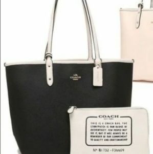 COACH REVERSIBLE TOTE W/ WRISTLET